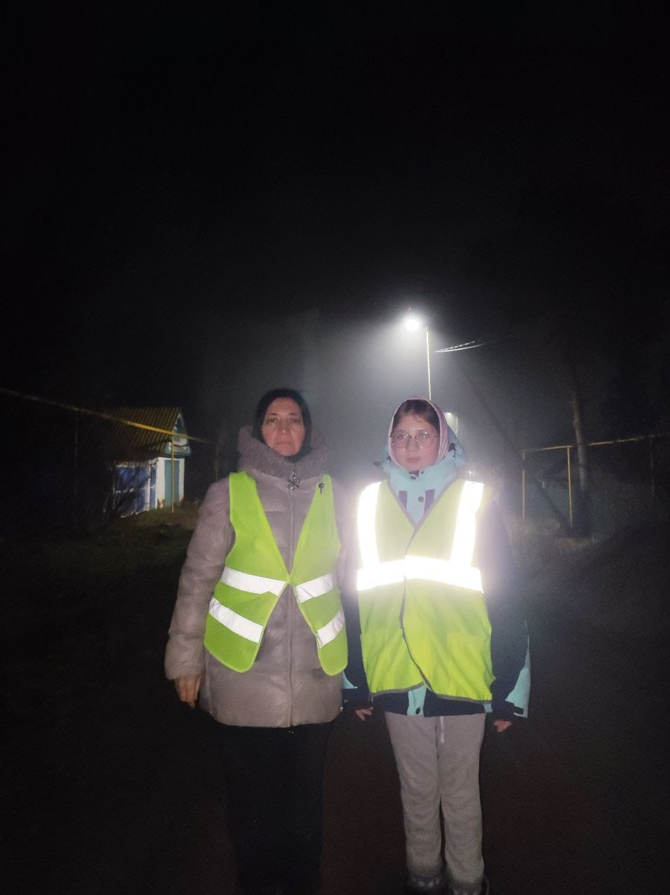 "Готовимся к вечерней прогулке всей семьей: важность светоотражающих элементов" "Готовимся к вечерней прогулке всей семьей: важность светоотражающих элементов"