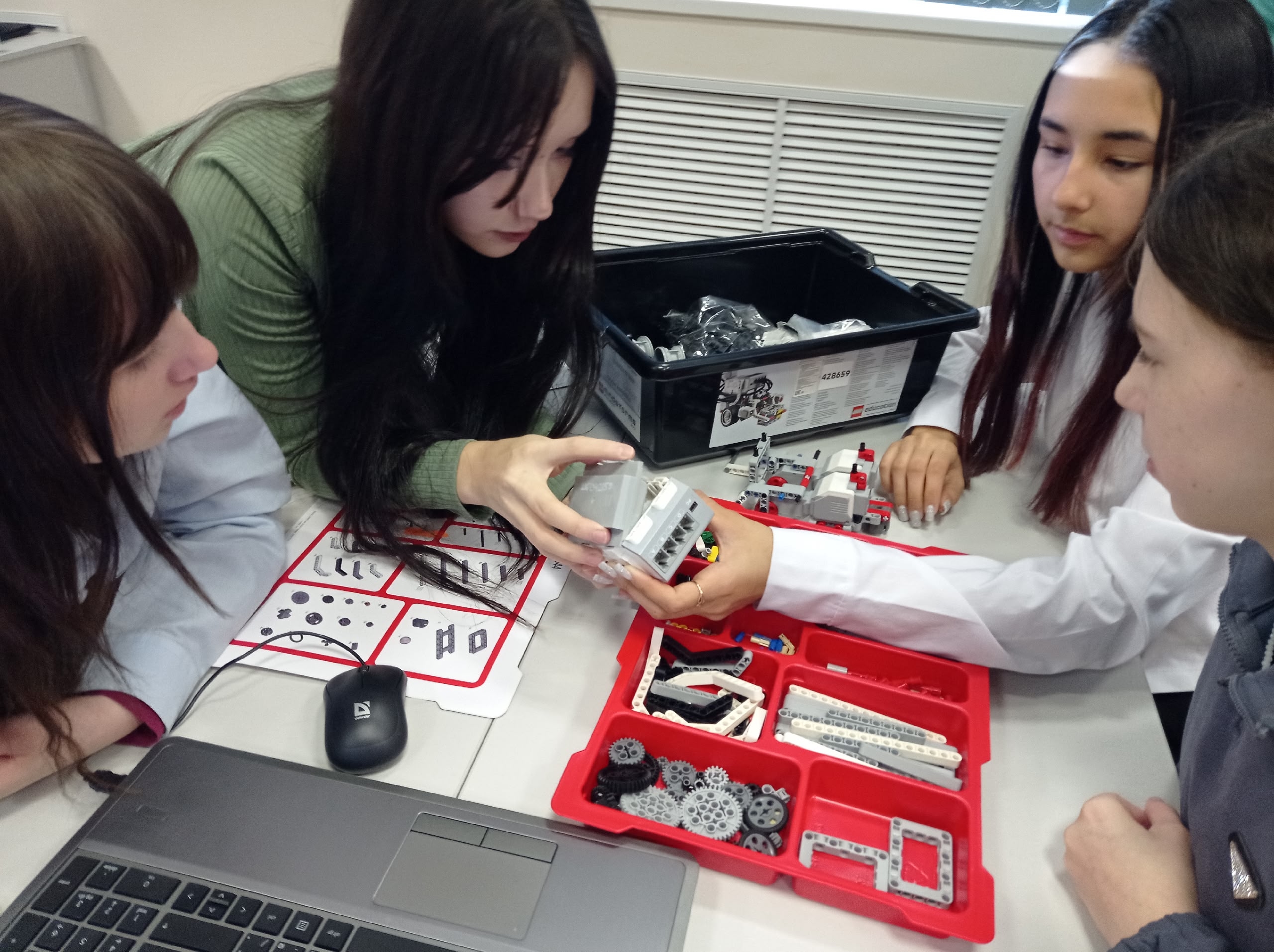 Мастер класс по направлению "Робототехника" Мастер класс по направлению "Робототехника"